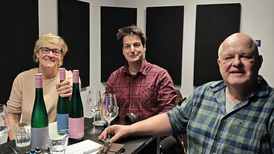 Kristine Bäder und René Harth haben in Folge sieben von "Kork & Schrauber", dem Weinpodcast der Rhein-Zeitung, Peter Thelen (Mit