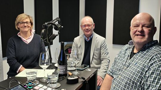 Kristine Bäder und René Harth haben in Folge acht von "Kork & Schrauber", dem Weinpodcast der Rhein-Zeitung, Oliver Swiatek (Mit Kristine Bäder und René Harth haben in Folge acht von "Kork & Schrauber", dem Weinpodcast der Rhein-Zeitung, Oliver Swiatek (Mit