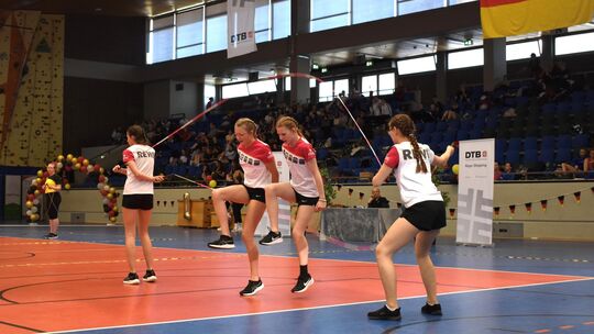 Lola Michels, Jolina-Eline Lorenz, Ziva Neuheuser und Emma Hub beim Double Dutch Pair Freestyle während der Deutschen Meistersch