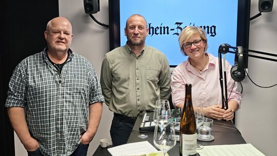 Kristine Bäder und René Harth haben in Folge neun von "Kork & Schrauber", dem Weinpodcast der Rhein-Zeitung, Florian Weingart (M Kristine Bäder und René Harth haben in Folge neun von "Kork & Schrauber", dem Weinpodcast der Rhein-Zeitung, Florian Weingart (M