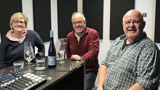Kristine Bäder und René Harth haben in Folge zehn von "Kork & Schrauber", dem Weinpodcast der Rhein-Zeitung, Stefan Rumpf (Mitte