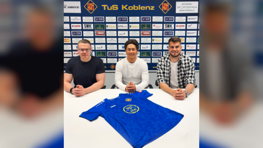 Sportvorstand Sam Graef (links) und der Technische Direktor Damir Grgic (rechts) freuen sich, mit Nam-Ju Lee den ersten Sommerzu