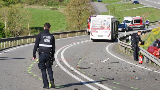 Zwischen Gödenroth und Kastellaun ist am Donnerstagmorgen, 30. April, ein Auto frontal mit einem Linienbus kollidiert.