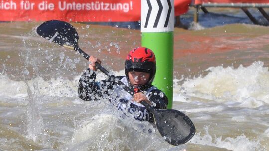 Mutig: Katharina Neßelträger stellt sich im Kajak-Cross den rasanten Duellen um größere Tore. Als Erste schaffte die KSVlerin di