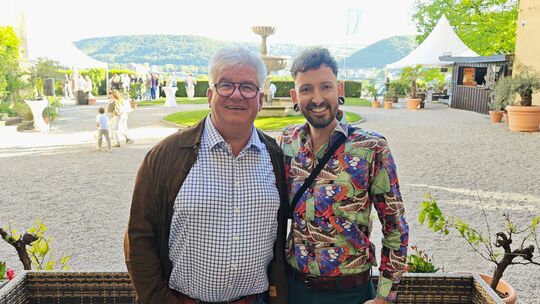 Schlossherr Christian Runkel (links) mit dem prominenten Fördergesellschaftsmitglied auf Schloss Arenfels in Bad Hönningen: „Bar