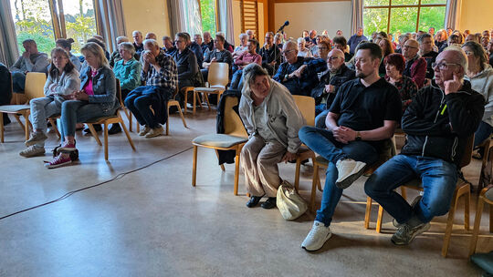 Gut gefüllt waren die Sitzreihen im Schönborner Dorfgemeinschaftshaus während der Bürgerversammlung zur Windkraft.