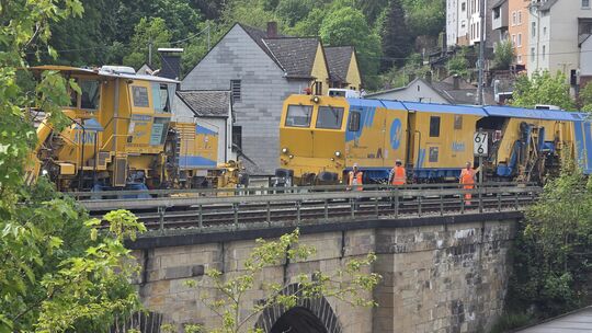 Gleisstopfmaschine am Bahnhof Idar-Oberstein
