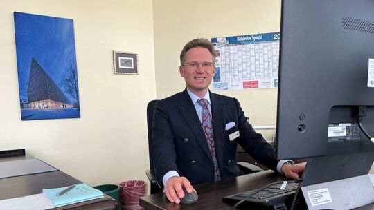 Tobias Panne hat das Büro des hauptamtlichen Beigeordneten im Rathaus am Konrad-Adenauer-Platz bezogen. Künftig wird sich sein A