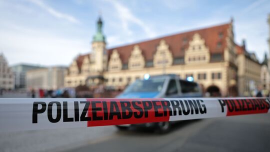 Auto in Leipzig in Menschengruppe gefahren