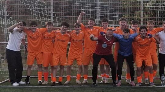 Großer Jubel: Die JSG Rheinhessen Nord stellt die Meistermannschaft der A-Junioren-Landesliga.