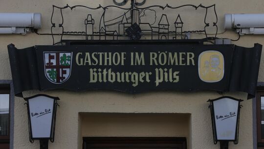 Mit dem Werbespruch: „Willst du in Mayen gewesen sein, dann kehre in den Römer ein“, hatte der frühere Inhaber J. J. Diedenhofen