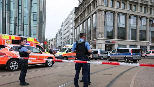 Auto in Leipzig in Menschengruppe gefahren