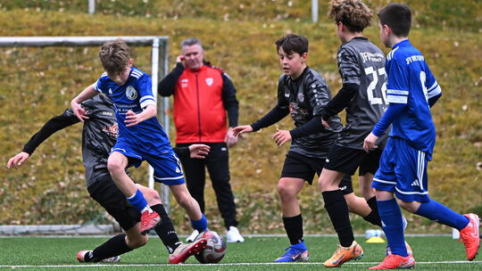 Wolfsteins D-Junioren (in Blau) mussten sich am Wochenende mit 0:1 gegen den JFV Rhein-Hunsrück geschlagen geben.