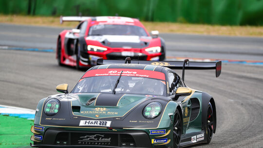 Im dunkelgrünen Porsche 911 GT3 R der Niederdreisbacher Mannschaft von Land-Motorsport zeigte der Brauereiinhaber Stefan Wiening