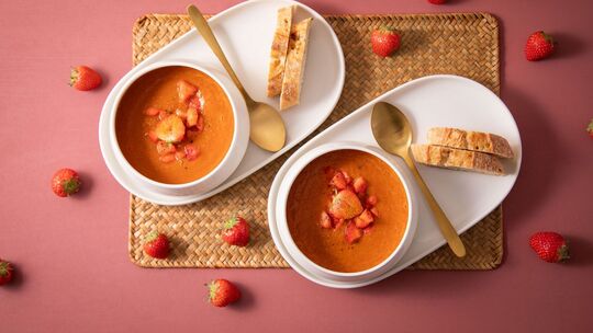 Erdbeer-Tomaten-Suppe mit Curry und Baguette