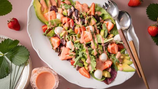 Sommersalat mit Erdbeer-Vinaigrette