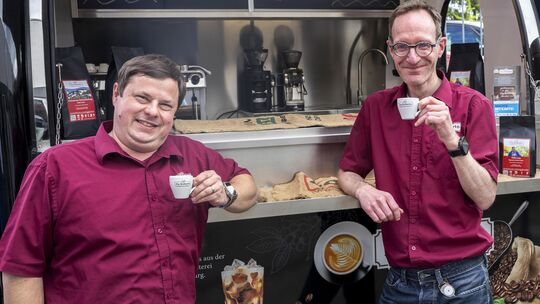 Zwei, die für Kaffee brennen: die beiden Röstmeister Lars Adolf (rechts) und Christian Hopf von der Kaffeemanufaktur Da Roberto
