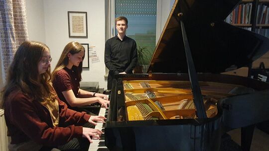 Für Carolin Brinkhaus (von links), Annika Schäfgen und Michael Grinman haben sich die zahlreichen Stunden mit Üben und Vorspiel