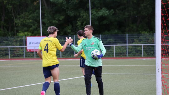 Der Rheinlandliga-Tabellenzweite JFV Rhein-Hunsrück um Kapitän Tino Engelmann und Torwart Tom Kiefer begrüßt am Dienstag (19 Uhr