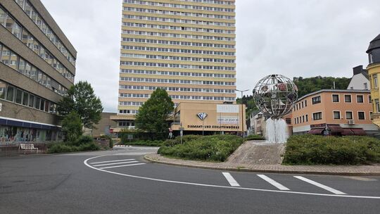 Der Edelsteinkreisel in Idar: Neue Fahrbahnmarkierungen leiten den Verkehr nun nur noch einspurig.
