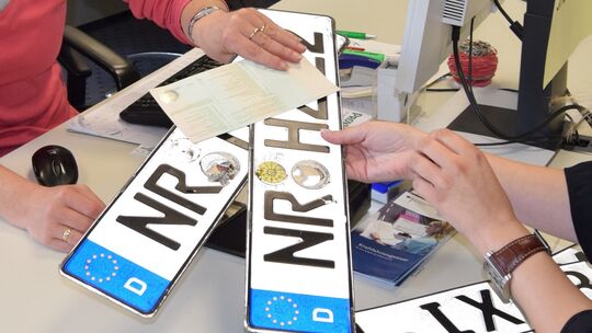 Neben dem Kreis, der in Neuwied, Dierdorf, Asbach und Linz vier Kfz-Zulassungsstellen betreibt, unterhält auch die Stadt Neuwied