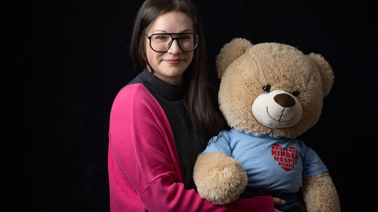 Jessica Lehnen, Standortleitung ambulanter Kinder- und Jugendhospizdienst Westerwald, mit dem Bärenbotschafter Hope.