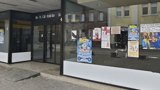 Anstelle von dekorierten Schaufenstern finden sich im ehemaligen Edeka-Markt in Rheinbrohl wilde Plakatierungen und Müllablageru