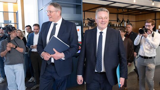 CDU und SPD in Rheinland-Pfalz einigen sich auf eine gemeinsame Koalition. Verhandlungsführer Gordon Schnieder (CDU, rechts) un