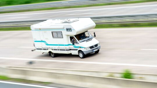 Wohnmobil ist auf der A7 unterwegs