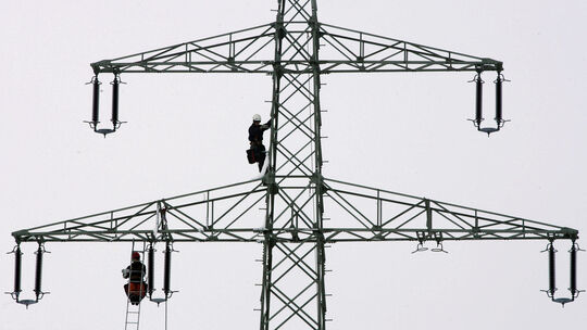 Wegen Arbeiten an der Stromüberlandleitung wird die B9 in Richtung Koblenz gesperrt. (Symbolbild)
