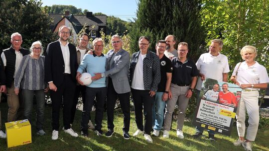 Die VG Rengsdorf-Waldbreitbach um Bürgermeister Pierre Fischer (3. von links) freut sich auf das Gastspiel der Lotto-Elf um Kapi
