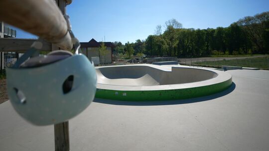 Der Skatepark wird hell erleuchtet; zumindest zur Mittagszeit durch die Sonne. Doch gerade in den Wintermonaten, wenn es früh du