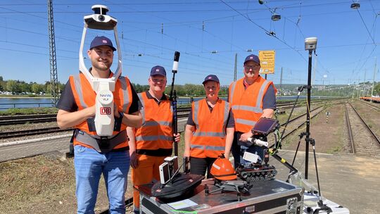 Mitarbeiter der Bahn haben am Bahnhof Ehrenbreitstein Vermessungstechnik vorgestellt, die zur Vorbereitung der Generalsanierung