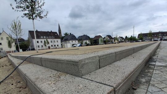 Um Entsorgungskosten zu sparen, wurde der Talweiherplatz angehoben. Die nun verbauten Stufen würden zu mangelnder Barrierefreihe