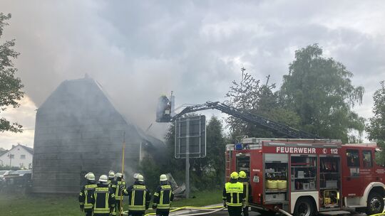 Schwere Rauschwaden ziehen über Hellenhahn-Schellenberg. Feuerwehreinheiten aus der Gemeinde und den umliegenden Orten können ve