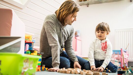 Vater spielt mit seiner Tochter