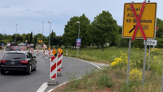 Auf der B428 ist jetzt der Bereich zwischen dem Kreisverkehr Bosenheimer Straße und dem Behelfskreisel in Richtung Bosenheim ges