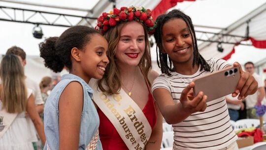 Bei ihren Auftritten nimmt sich Erdbeerkönigin Vanessa I. gerne Zeit für Fotos und Besucher. Diese Gelegenheit haben auch die Be