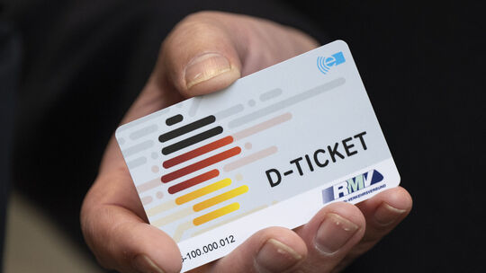 Das D-Ticket gib es als Smartphone-App oder im Chipkartenformat. Es kann im Nah- und Regionalverkehr eingesetzt werden.