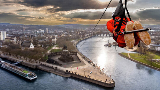 So oder so ähnlich könnte eine Zipline in Koblenz aussehen. Allerdings soll der Zielpunkt nicht am Deutschen Eck sein.
