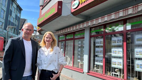 Julia und Peter Stoth vor dem Immobilienbüro Kessler in Westerburg: Das Familienunternehmen meistert den Generationswechsel.