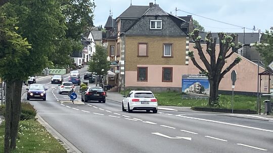 Reges Verkehrsaufkommen in Neuhäusel als zentrale Ortschaft: Auf der Hauptstraße durch den Ort sind viele Überquerungsmöglichkei