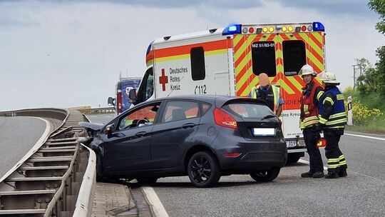 Einsatzkräfte sichern die Unfallstelle auf der B41, nachdem ein Kleinwagen mit der Leitplanke kollidierte.