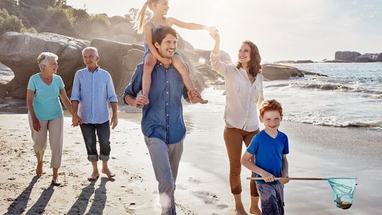 Drei Generationen einer Familie machen gemeinsam Urlaub