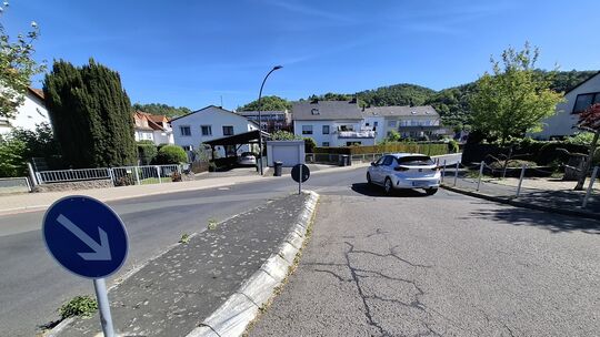 Risse zeigen sich in der Straße Helmestal.