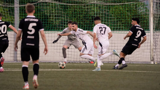 Die SG 06 Betzdorf (schwarze Trikots, hier im Spiel beim SV Windhagen) hat als Primus beste Chancen auf die Meisterschaft in der