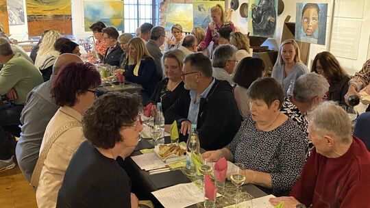 Im vollbesetzten Heimatmuseum Mittelstrimmig wurden Wein und Schokolade verkostet.