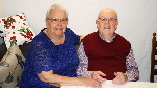 Das Jubelpaar Karl und Anneliese Hammes (geb. Darscheid) können nach 65 Ehejahren das seltene Fest der Eisernen Hochzeit feiern.