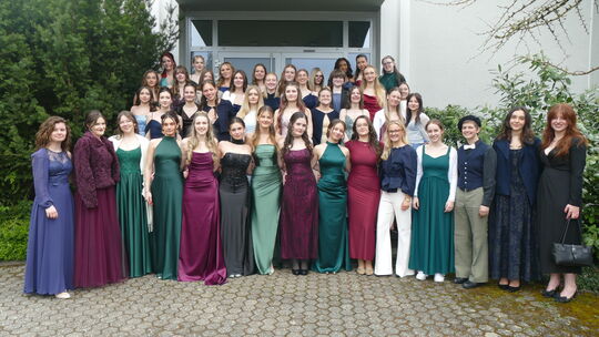 Der diesjährige Abiturjahrgang der Schönstätter Marienschule hatte sich für den Abschluss in feine Robe gekleidet.