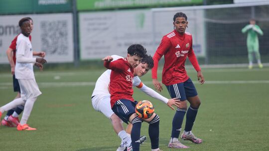 Der Rheinlandligist JFV Rhein-Hunsrück (rote Trikots, von links mit Leon Scherer und Nick Diakite) verlangte dem Regionalligiste